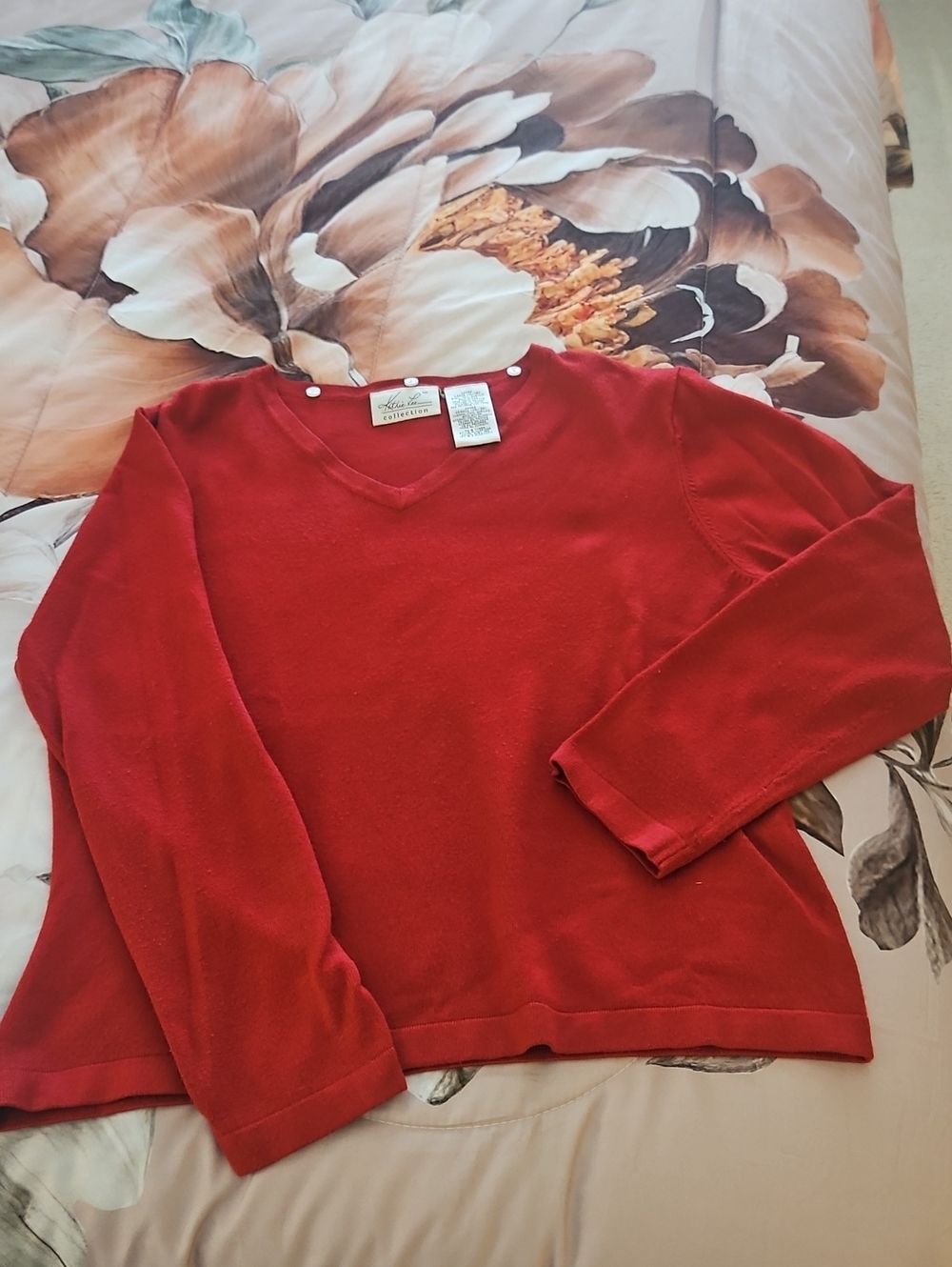 Kathy LEE red Sweater  V Neck Lught Weigjt Large